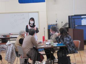 スマホの体験をしている写真です