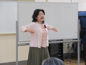 飛田先生がストレッチをしている写真です。