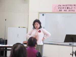 飛田先生が発声について指導している写真です。