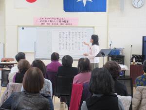 飛田先生が歌詞の説明をしている写真です。