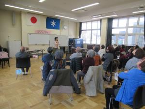 全員でストレッチと発声練習をしている写真です。