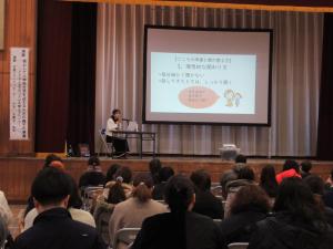 講演中の写真