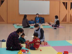 お母さんたちは講習を。子どもたちはボランティアさんとあそんでいる写真です