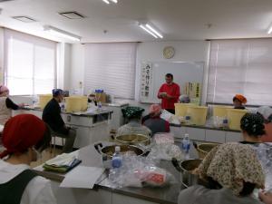 説明を聞いている