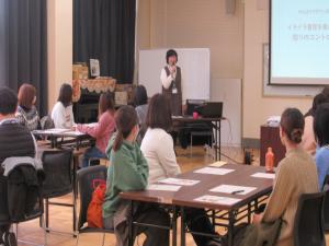 水野先生の講演中の写真