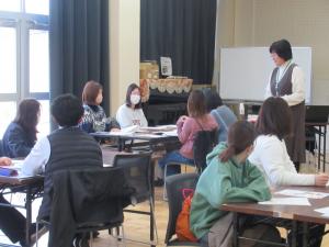 受講者の声を水野先生が聞いている写真