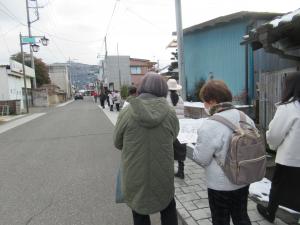 参加者が地図を見ながら歩いている写真です。