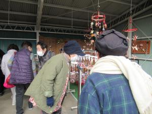 参加者がつるし雛を見ている写真です。