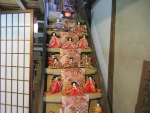 階段に飾られたひな人形の写真です。