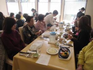 参加者がレストランで食事をしている写真です。