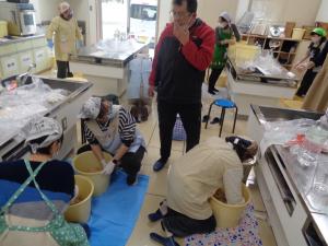 17日力を込めて大豆を混ぜる作業をしている