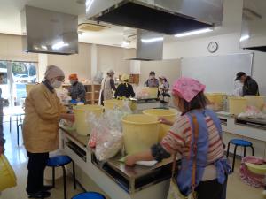 12日味噌材料の糀と塩を混ぜている