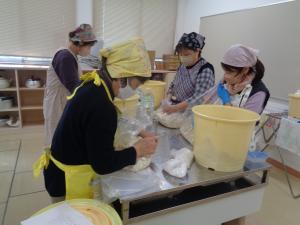 12日材料の糀をほぐしている