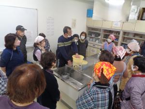 12日味噌の保存方法について説明をうけている