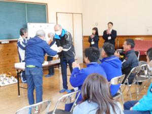 グラウンドゴルフ大会表彰式の様子1枚目