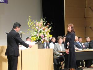 高橋市長より表彰を受ける吉田地区女性会会長の様子