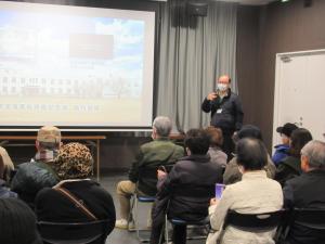 映像を見ながら説明を受けています