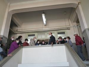 施設の説明を受けています