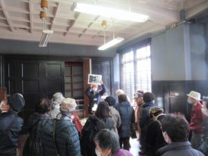 司令室で説明を受けています