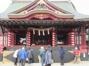 笠間稲荷神社をお参りしている写真です