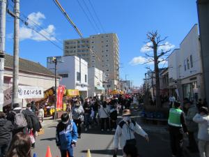 多くの人で賑わうハミングロード