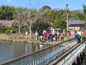 中沢池での休憩の様子