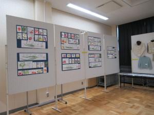 絵手紙の作品を展示している写真です。