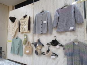 編物の作品を展示してる写真です。