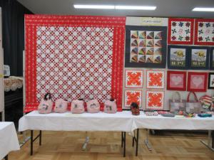 パッチワークの作品を展示している写真です
