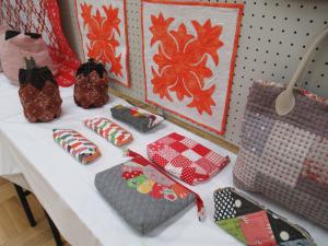 パッチワークの作品を展示している写真です。