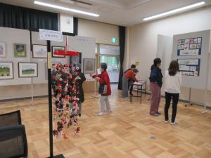 来場者が作品をみている写真です。