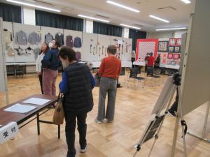 来場者が作品をみている写真です。