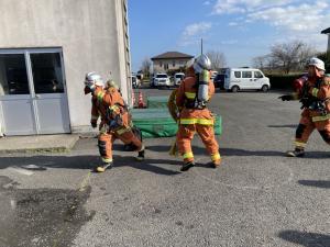 緊張感のある雰囲気のなか火災想定訓練を実施