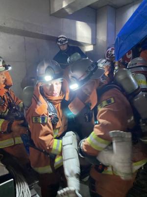 火災想定で要救助者を救出している様子