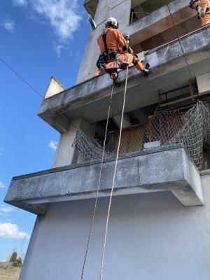 低所救助想定で隊員が降下による進入する様子