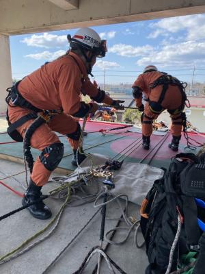 山岳救助資機材を使用した救助の様子