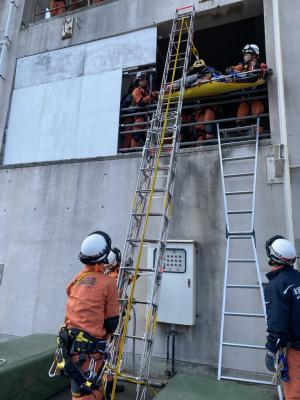 高所からの救出の様子