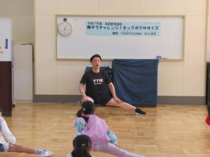 タケシ先生がストレッチを指導している写真です。