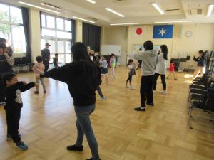 親子が向かいあってパンチの構えをしている写真です。