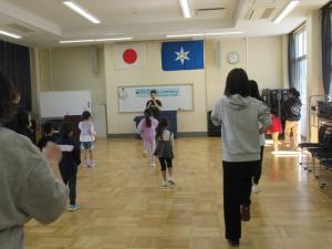 講師と参加者が音楽にあわせてエクササイズをしてる写真です。