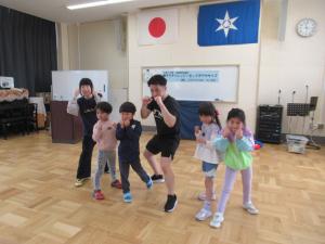 講師と子どもたちがパンチのポーズをしている写真です。