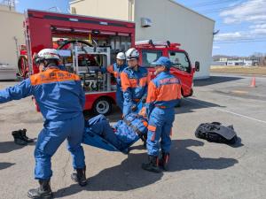 布担架を使用した要救助者搬送訓練