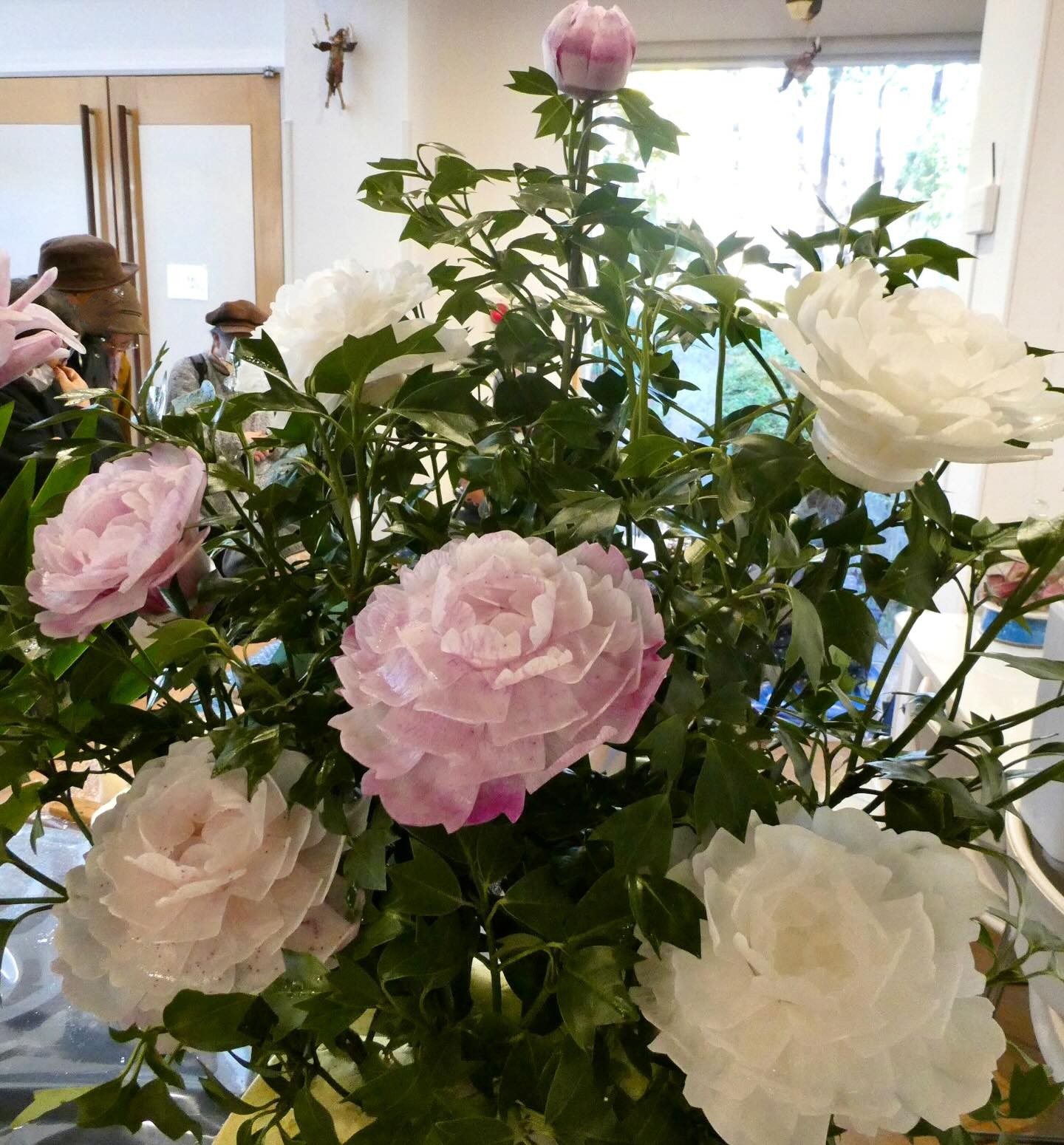 植物公園で展示されたボタンの花。枝や葉がつけられている。