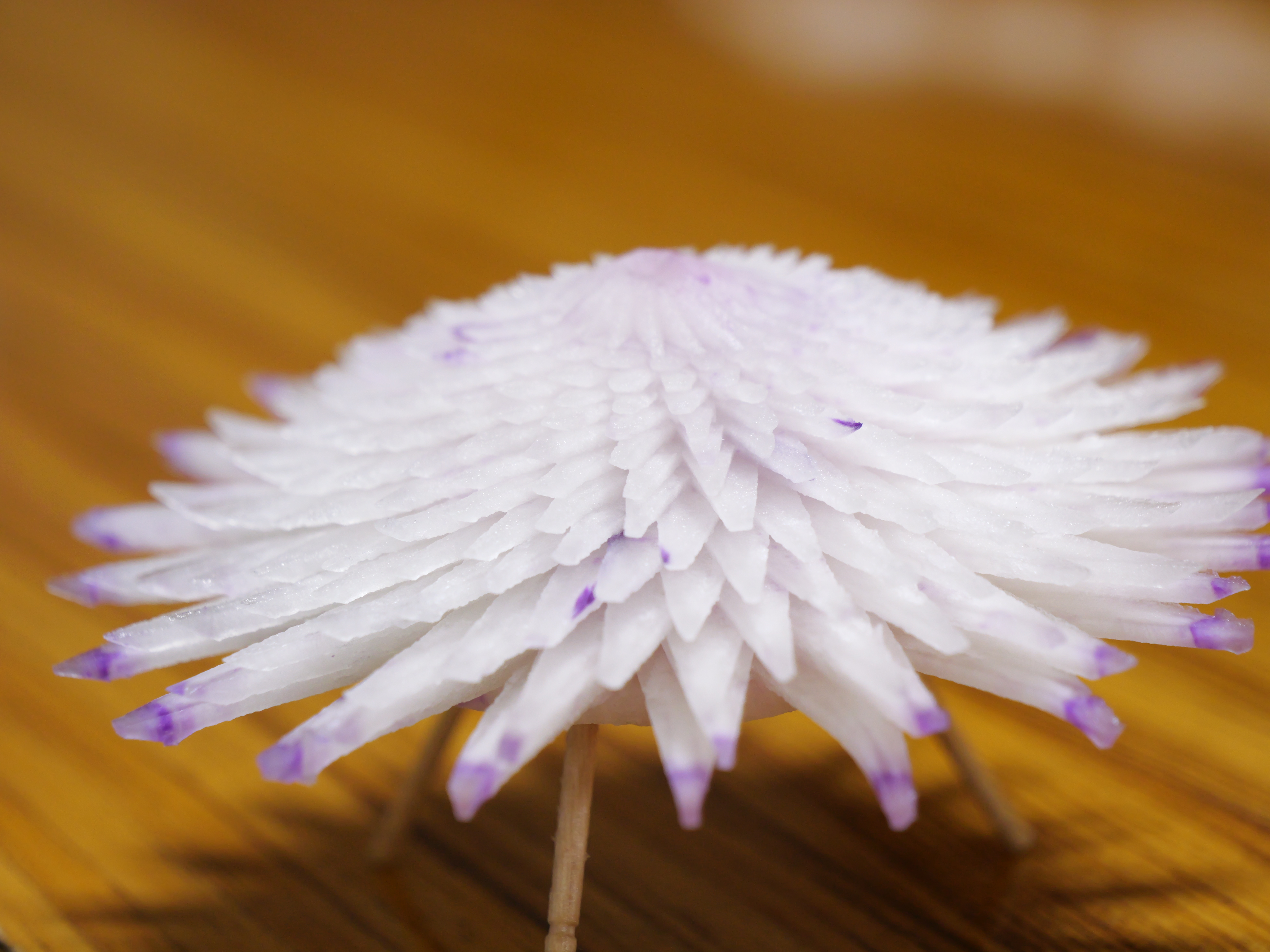 細い花びらが重なり、一枚のかつらむきからキクの花ができている
