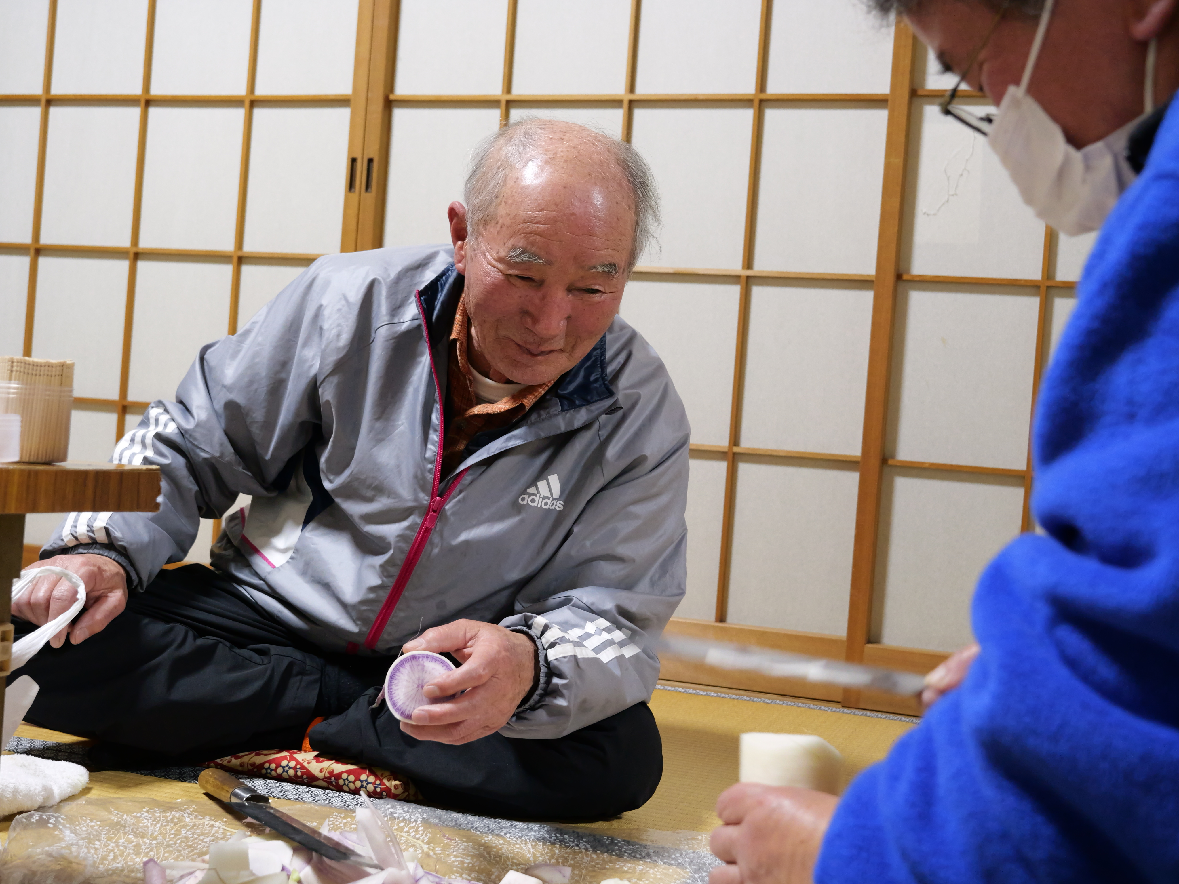 経験年数の長い会員が、若手の会員に切り方のこつを教えている