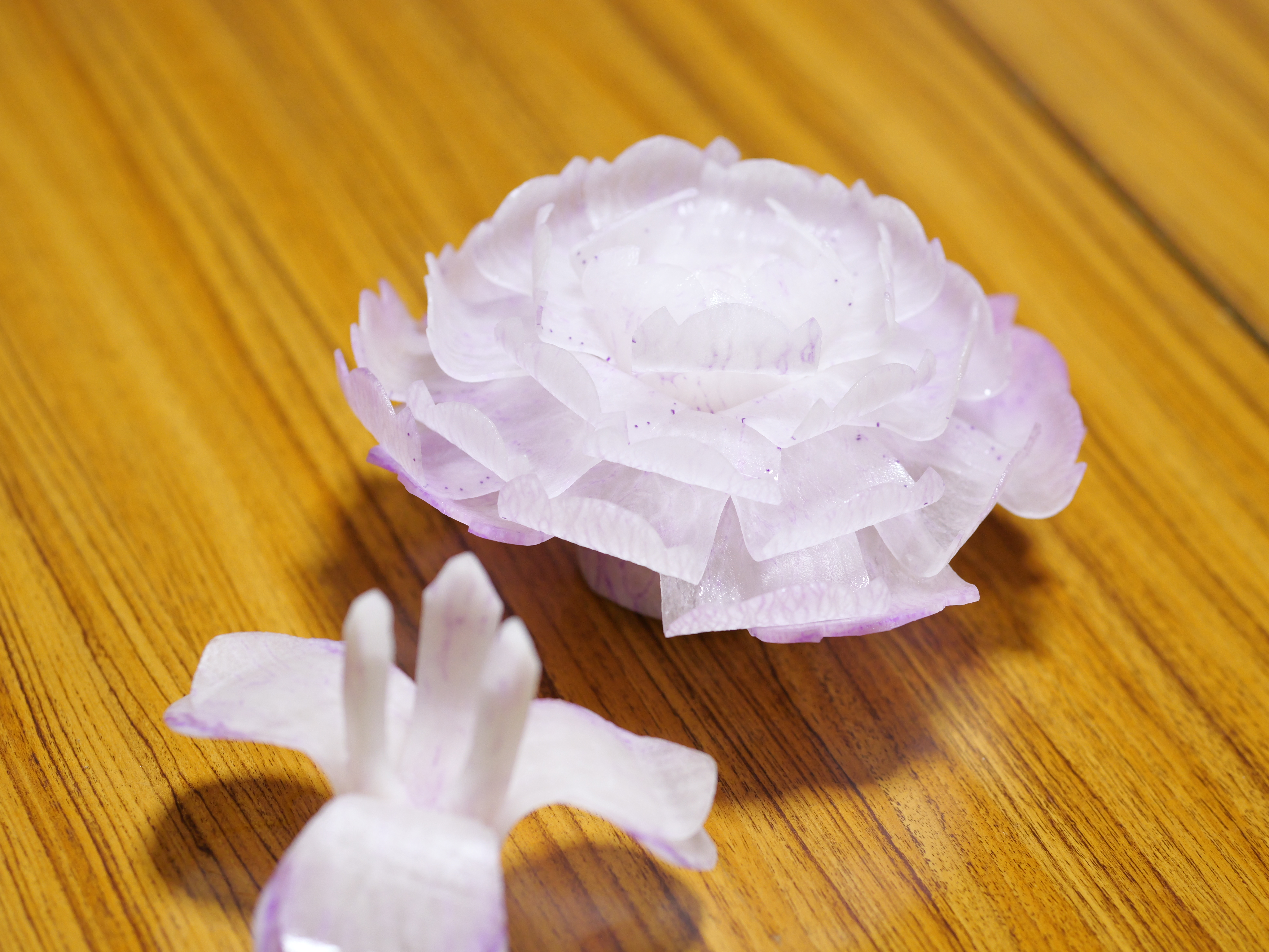 ボタンとアヤメの花。