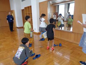 集会室の鏡の前で思わずダンスをはじめている様子