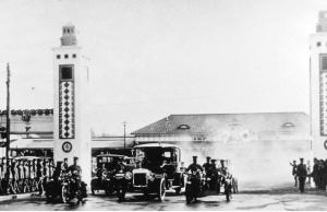 水戸駅から茨城県庁に向かう昭和天皇（昭和４年）