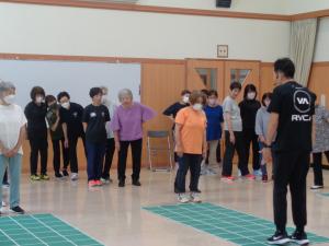 運動の説明をする講師