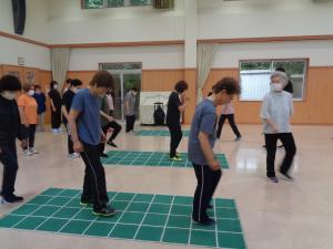 マスを確認しながらステップを踏む参加者